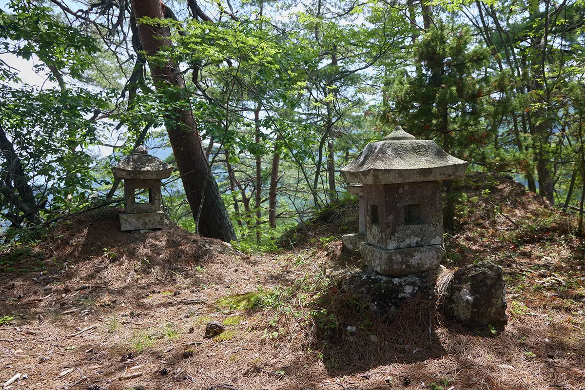 独鈷山登山 祠が3つ