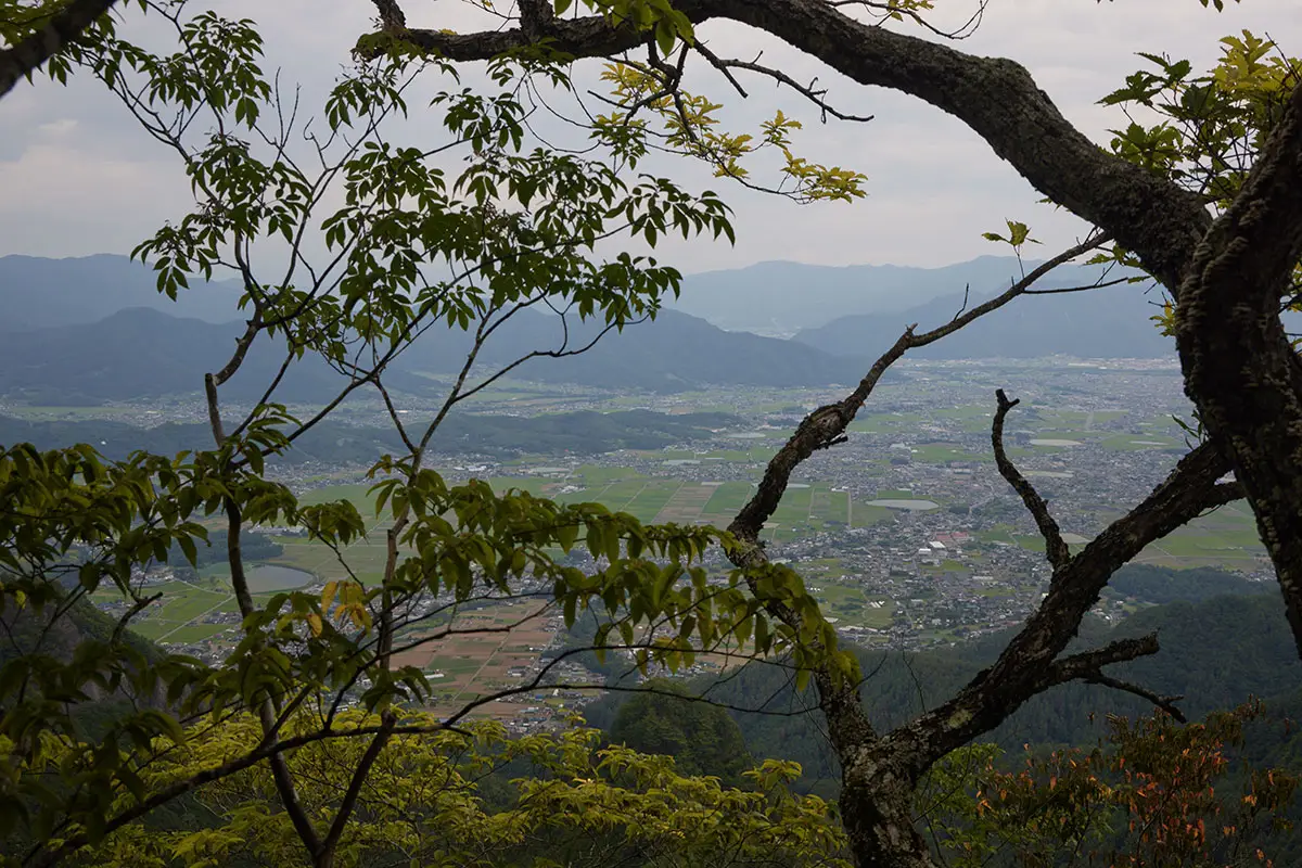 独鈷山登山 振り返るとだいぶ街が遠くなった
