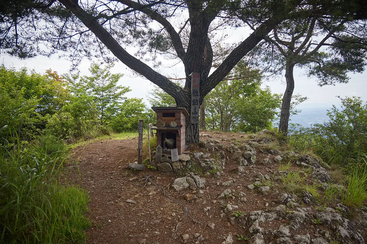 独鈷山登山 山頂標が見えるほうへ回り込んだ