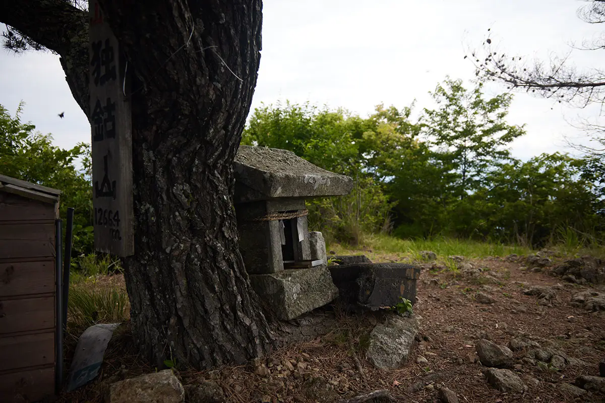 独鈷山登山 南の方を向いてる祠