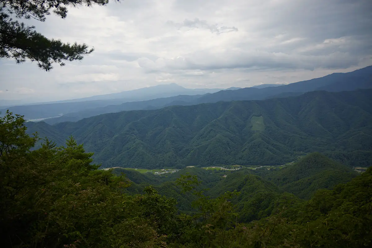 独鈷山登山 八ヶ岳の方も雲がいっぱい