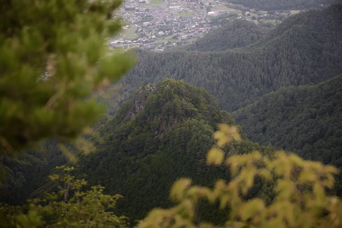 独鈷山登山 竜王山と帰望峰を見下ろす
