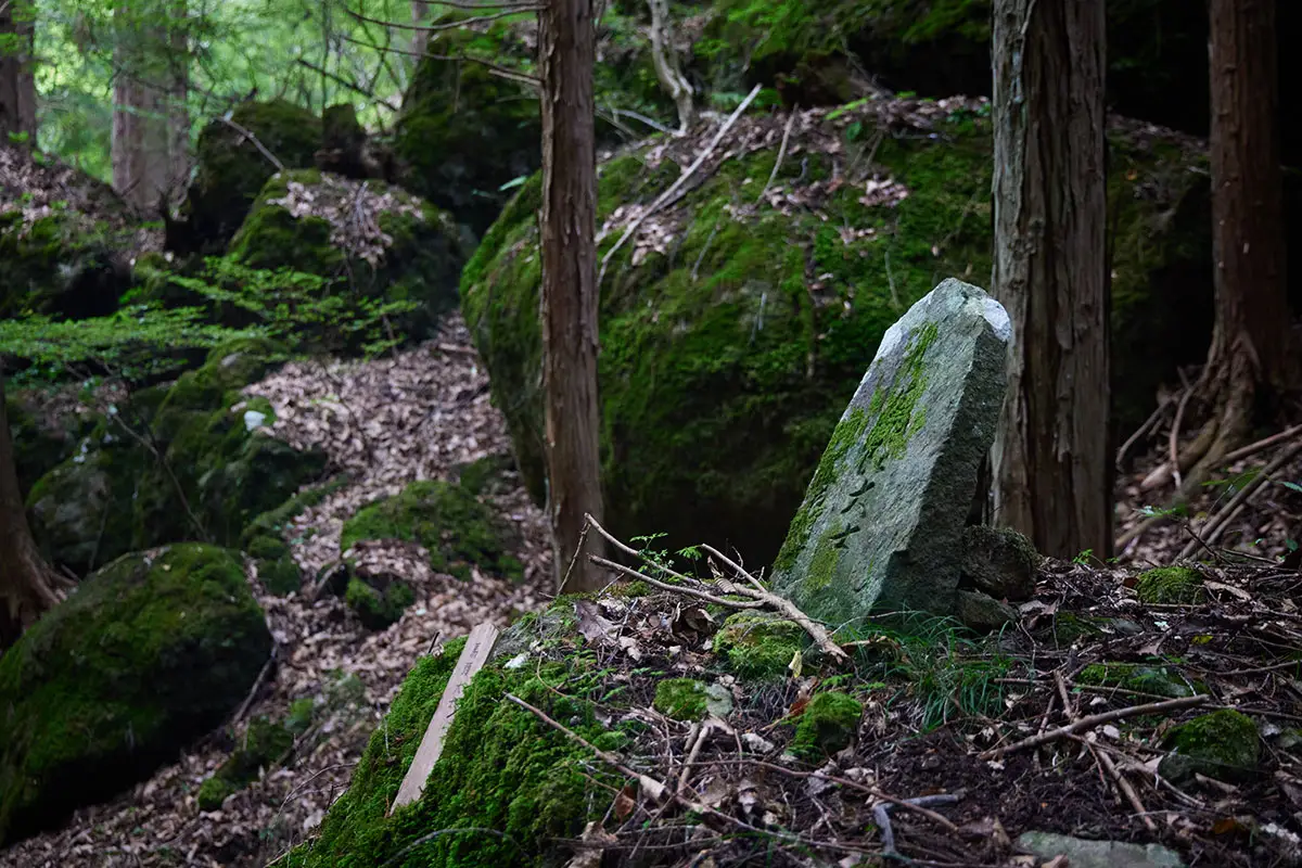 独鈷山登山 下の方までくると石碑もある