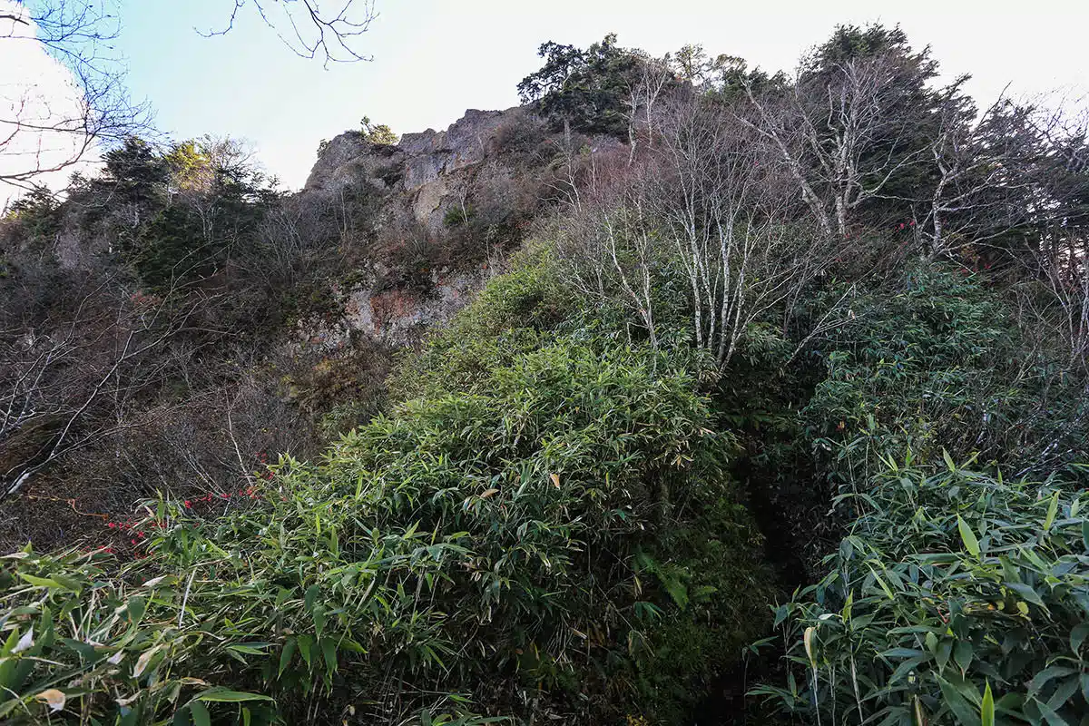 鳥甲山登山 鳥甲山-カミソリ岩が目の前に迫る