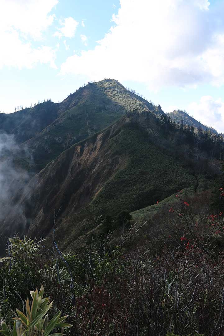 鳥甲山　登山（屋敷口） （10月）｜ピークが連続する岩稜と急斜面の山