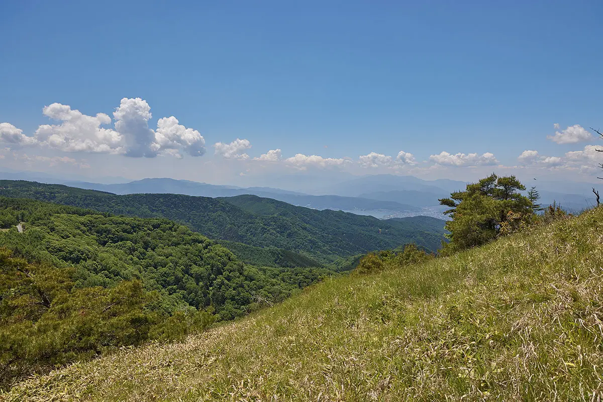 霧ヶ峰登山 霧ヶ峰-左側には諏訪湖が見える