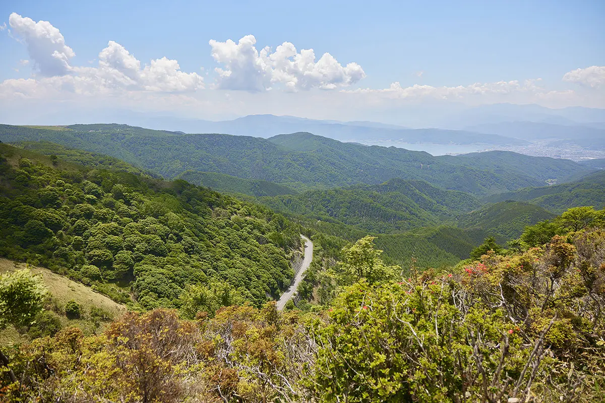 霧ヶ峰登山 霧ヶ峰-真下にはビーナスライン