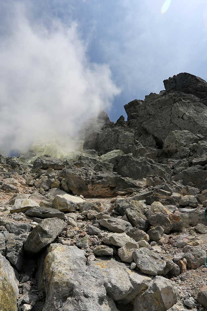 焼岳　登山（中ノ湯） （6月）｜絶好の山頂から穂高岳を眺める