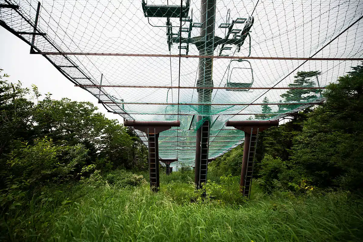 【志賀高原横手山登山】志賀高原横手山-リフトの網が近い